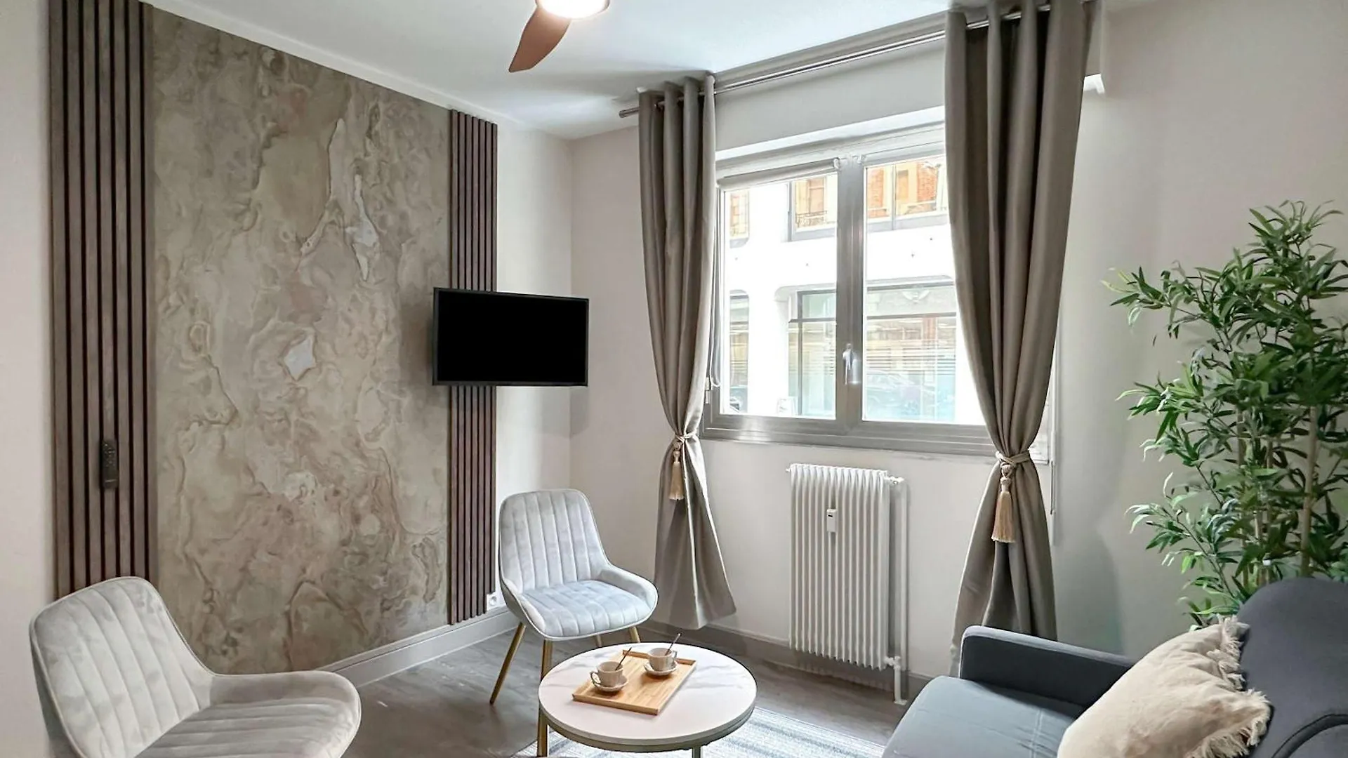 1601B - Studio near Champs Elysées Parigi