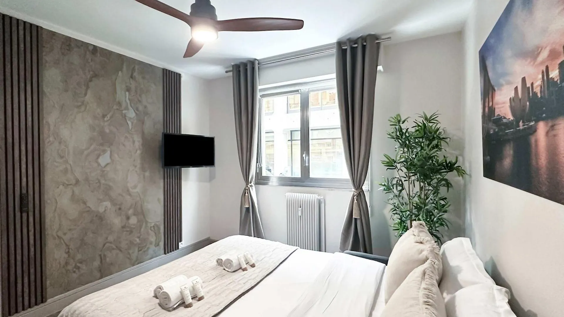1601B - Studio near Champs Elysées Parigi Francia